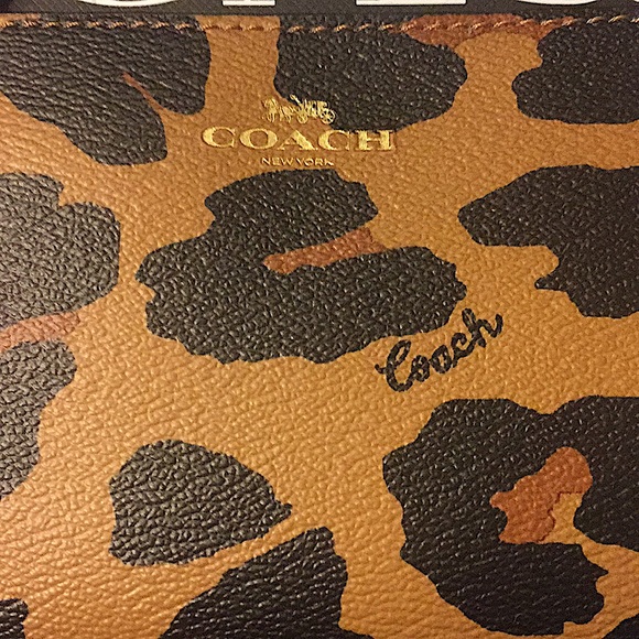 COACH - ZIP WRISTLET WITH LEOPARD PRINT (NWT) - Picture 3 of 13